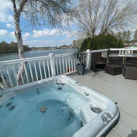 Lakeside Retreat 4 With Hot Tub, Private Fishing Peg Situated At Tattershall Lakes Country Park Kültér fotó