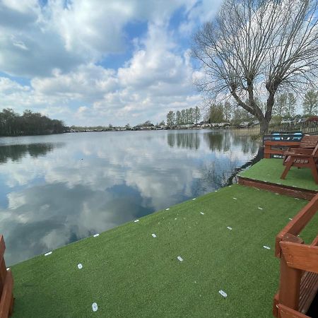 Lakeside Retreat 4 With Hot Tub, Private Fishing Peg Situated At Tattershall Lakes Country Park Kültér fotó