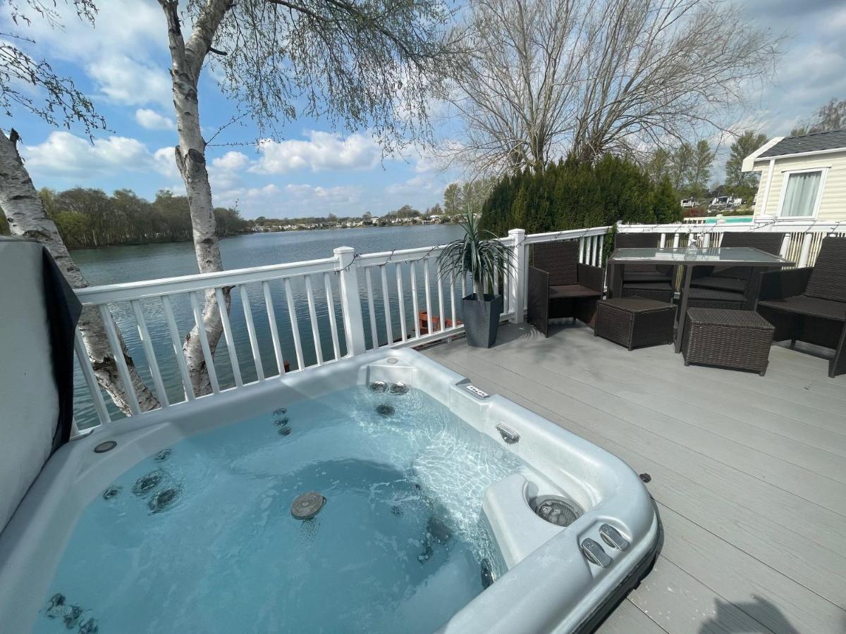 Lakeside Retreat 4 With Hot Tub, Private Fishing Peg Situated At Tattershall Lakes Country Park Kültér fotó