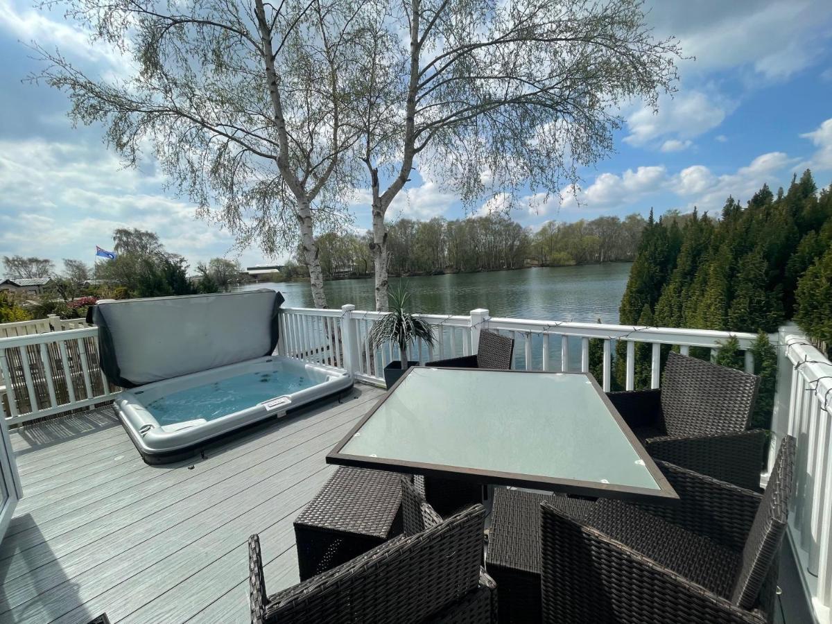 Lakeside Retreat 4 With Hot Tub, Private Fishing Peg Situated At Tattershall Lakes Country Park Kültér fotó
