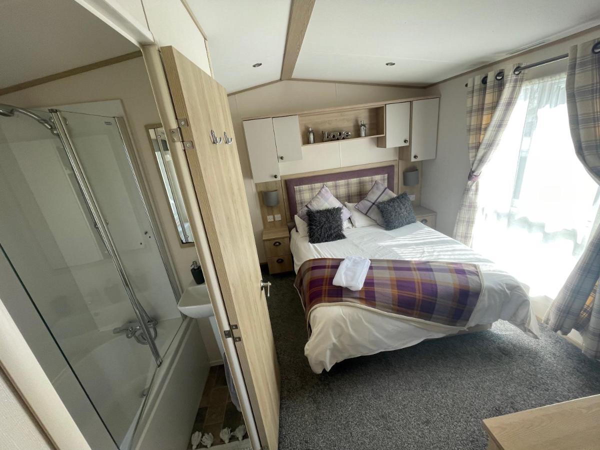 Lakeside Retreat 4 With Hot Tub, Private Fishing Peg Situated At Tattershall Lakes Country Park Kültér fotó