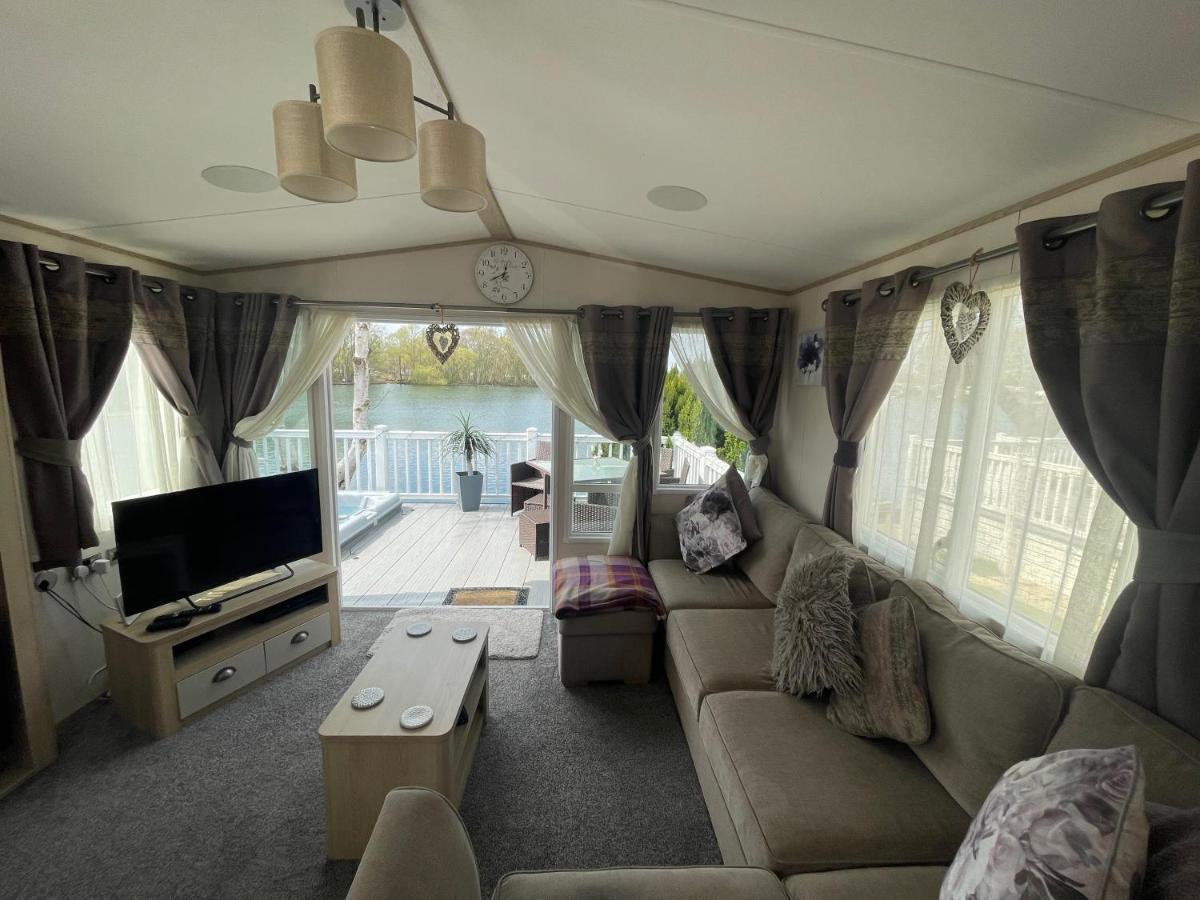 Lakeside Retreat 4 With Hot Tub, Private Fishing Peg Situated At Tattershall Lakes Country Park Kültér fotó