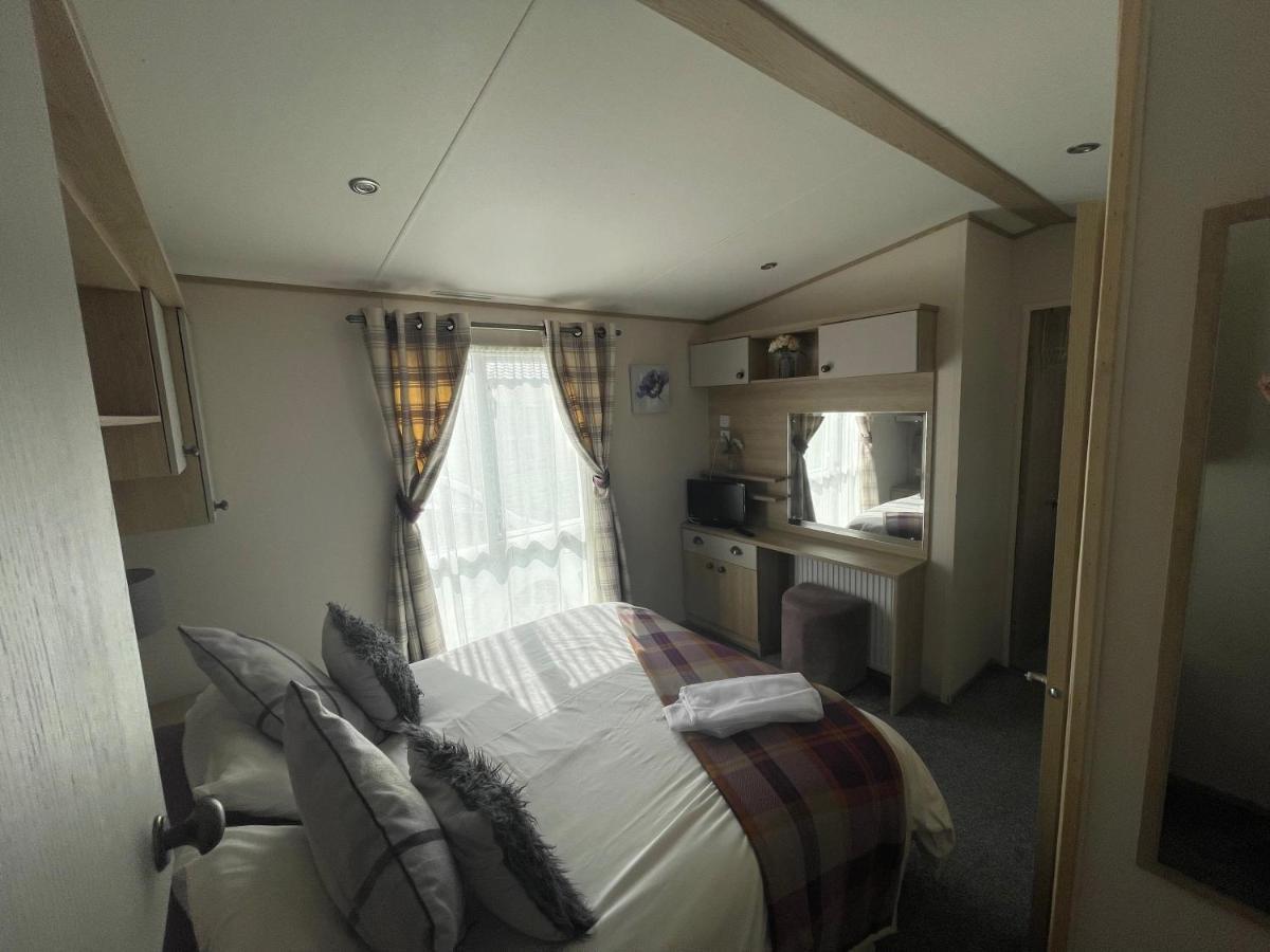 Lakeside Retreat 4 With Hot Tub, Private Fishing Peg Situated At Tattershall Lakes Country Park Kültér fotó