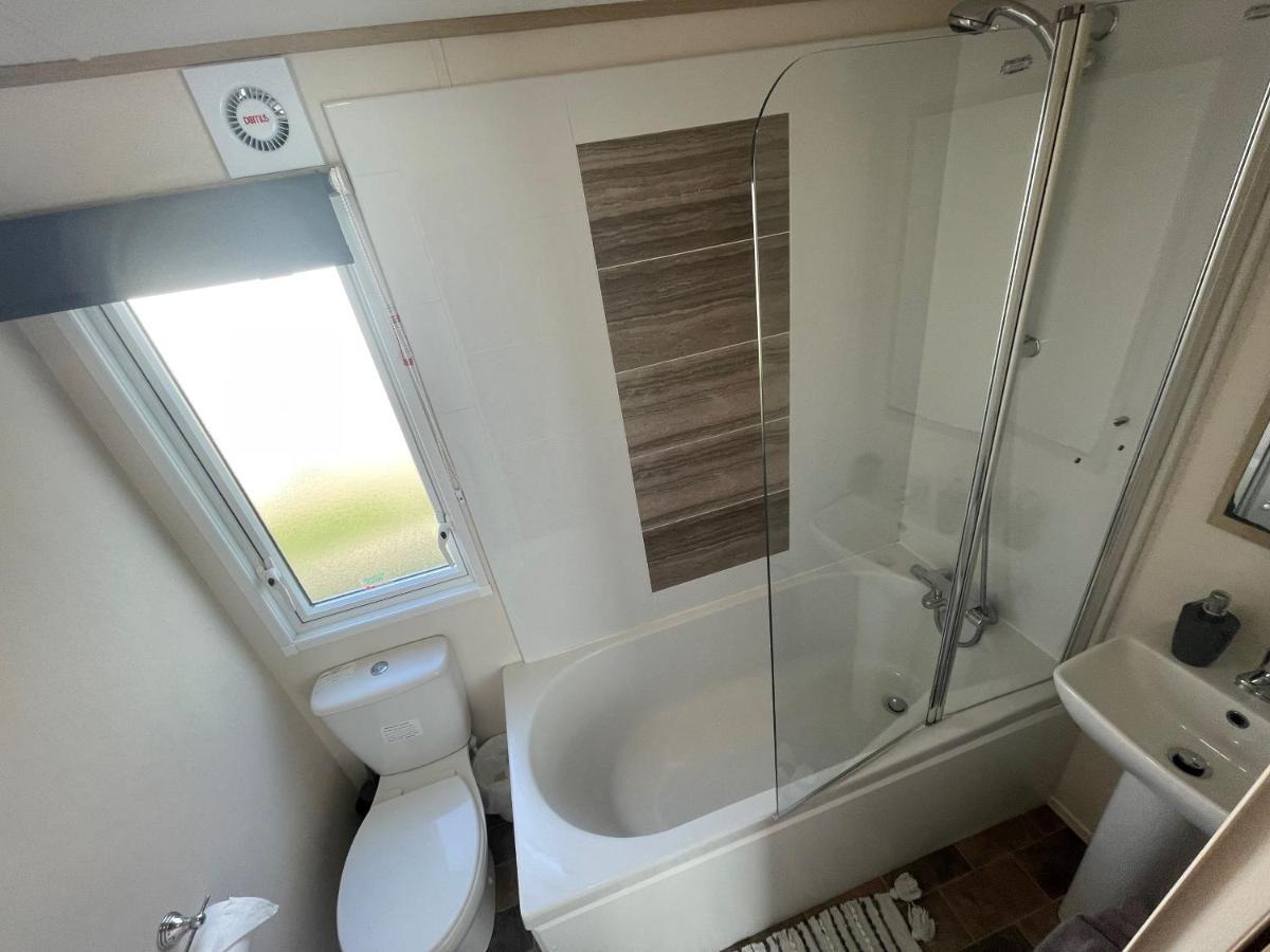 Lakeside Retreat 4 With Hot Tub, Private Fishing Peg Situated At Tattershall Lakes Country Park Kültér fotó