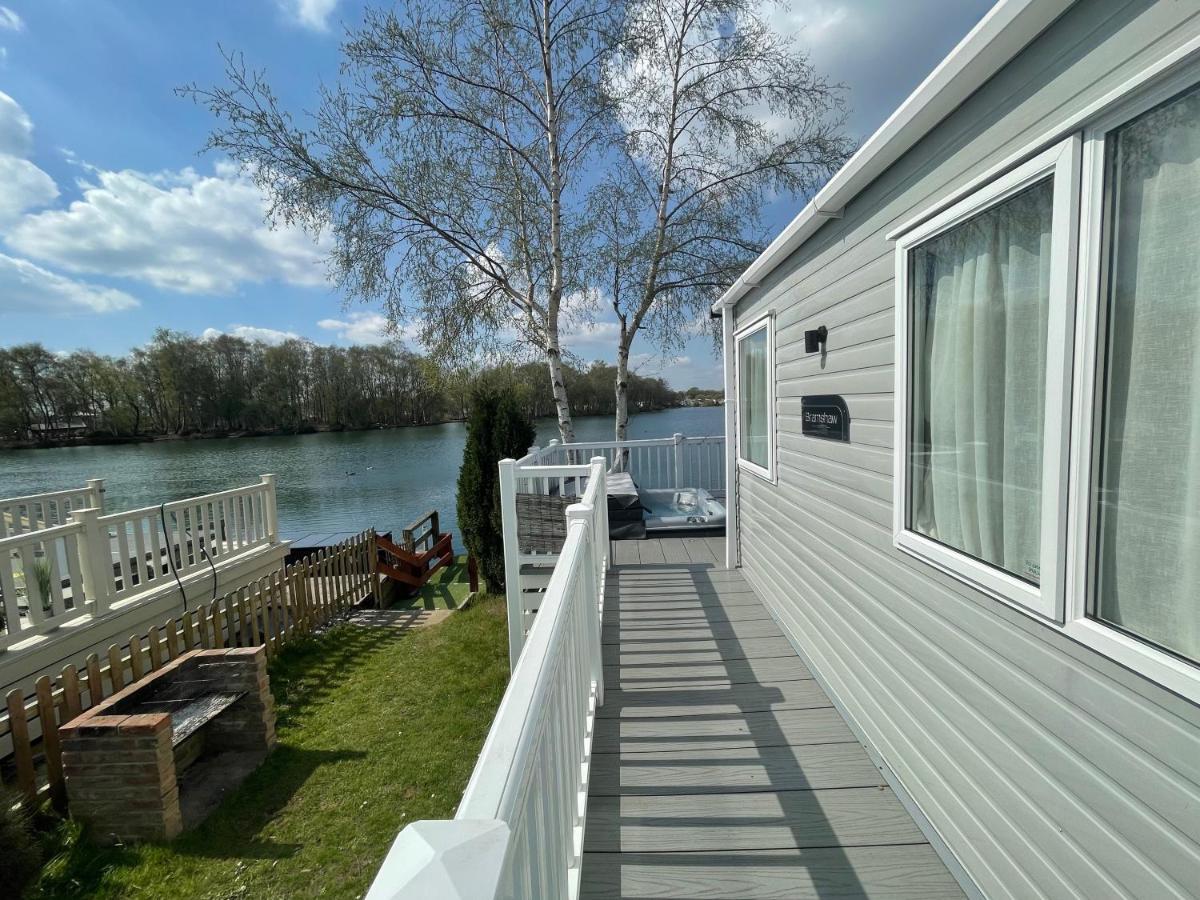 Lakeside Retreat 4 With Hot Tub, Private Fishing Peg Situated At Tattershall Lakes Country Park Kültér fotó