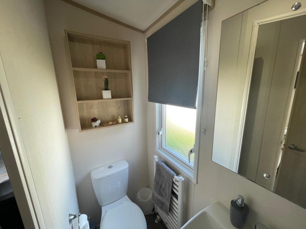Lakeside Retreat 4 With Hot Tub, Private Fishing Peg Situated At Tattershall Lakes Country Park Kültér fotó