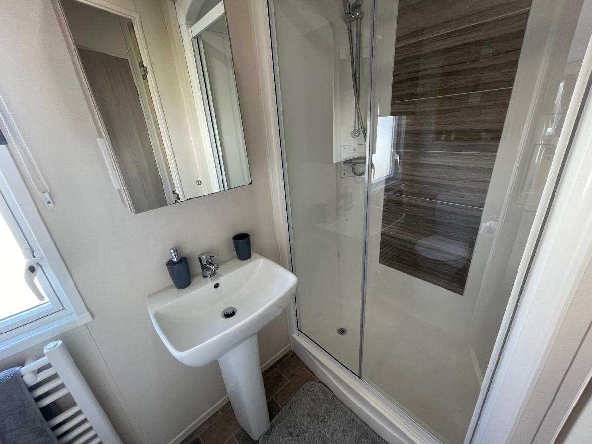 Lakeside Retreat 4 With Hot Tub, Private Fishing Peg Situated At Tattershall Lakes Country Park Kültér fotó