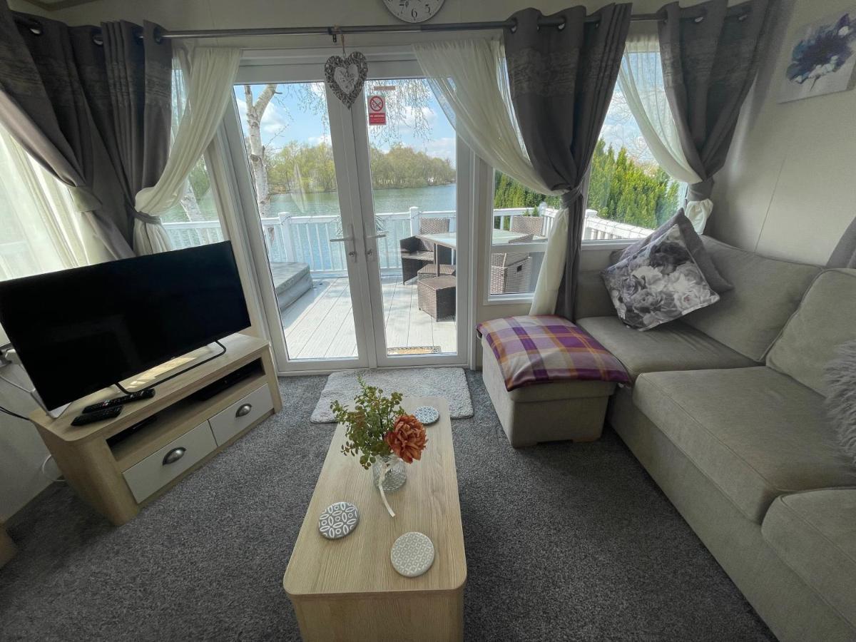 Lakeside Retreat 4 With Hot Tub, Private Fishing Peg Situated At Tattershall Lakes Country Park Kültér fotó