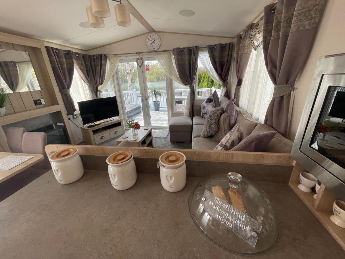 Lakeside Retreat 4 With Hot Tub, Private Fishing Peg Situated At Tattershall Lakes Country Park Kültér fotó